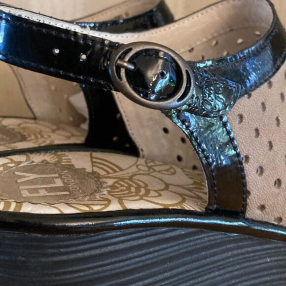 New FLY LONDON Women’s Yile Black/Tan Wedge Sandal Shoes 39 US 8 / 8.5 Peep Toe - Picture 11 of 12